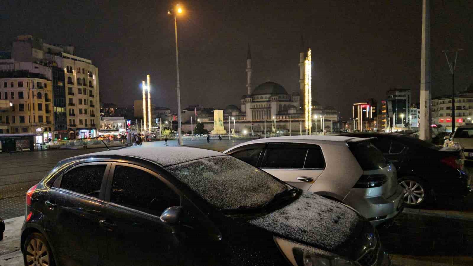 İstanbul&rsquo;da gece saatlerinde yağması beklenen kar aralıklarla etkisini g&ouml;sterdi

