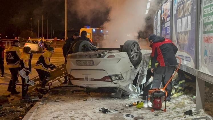 Kaza sonrası alev alan otomobilde can pazarı: 2&rsquo;si ağır 3 yaralı
