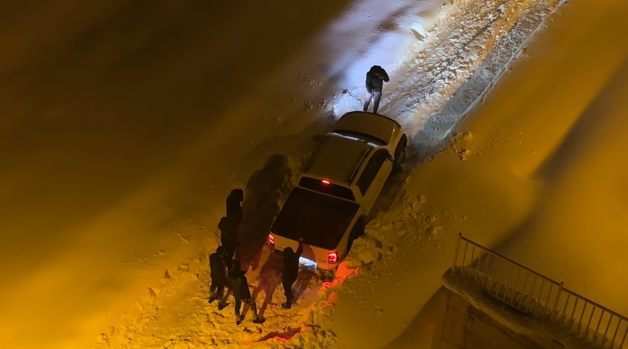 Y&uuml;ksekova&rsquo;da kurtarma operasyonu: İnsan g&uuml;c&uuml; yetmeyince belediye yetişti
