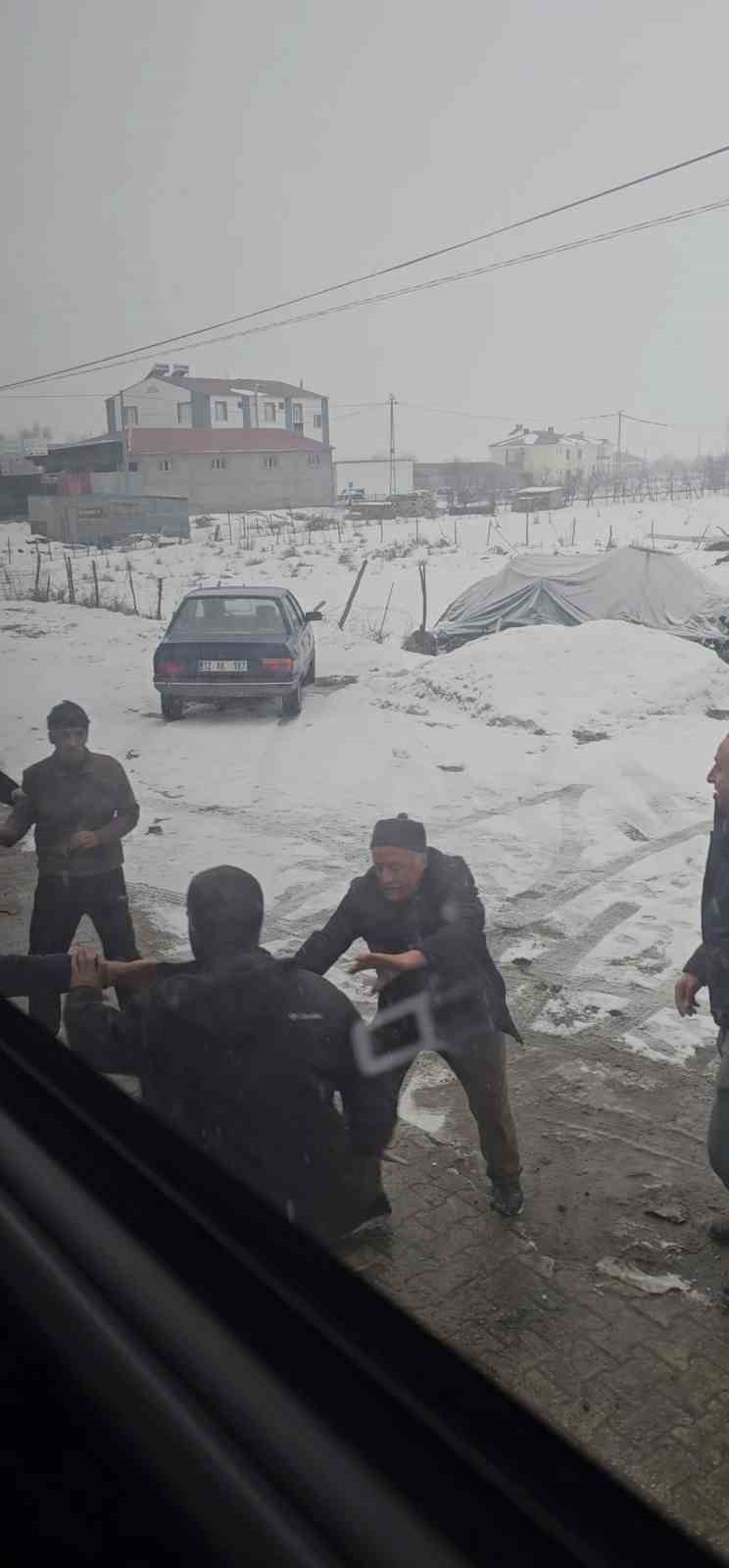 Karako&ccedil;an&rsquo;da Muş-Bursa seferini yapan yolcu otob&uuml;s&uuml;ne saldırı
