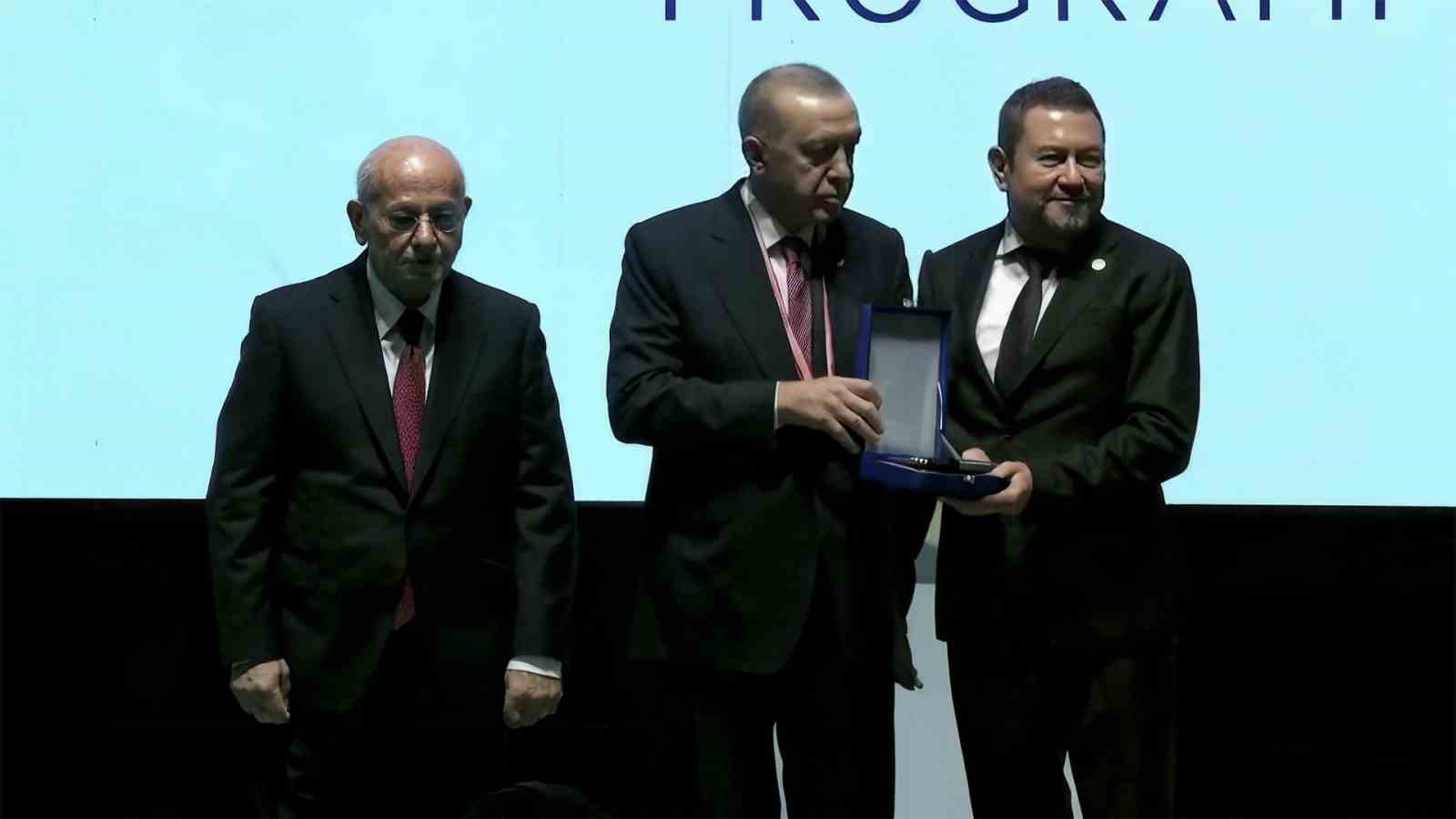 Erdoğan&rsquo;dan İzmirli iş adamı Nazım Torbaoğlu&rsquo;na anlamlı plaket
