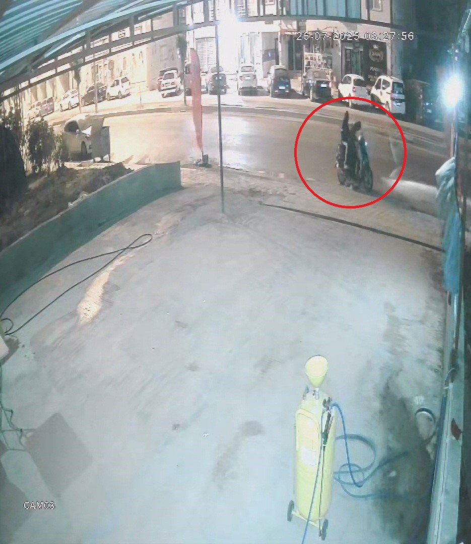 Film sahnelerini aratmayan g&ouml;r&uuml;nt&uuml;: Motosikletle gelen maskeli 2 şahıs pompalı t&uuml;feklerle iş yerini kurşunladı
