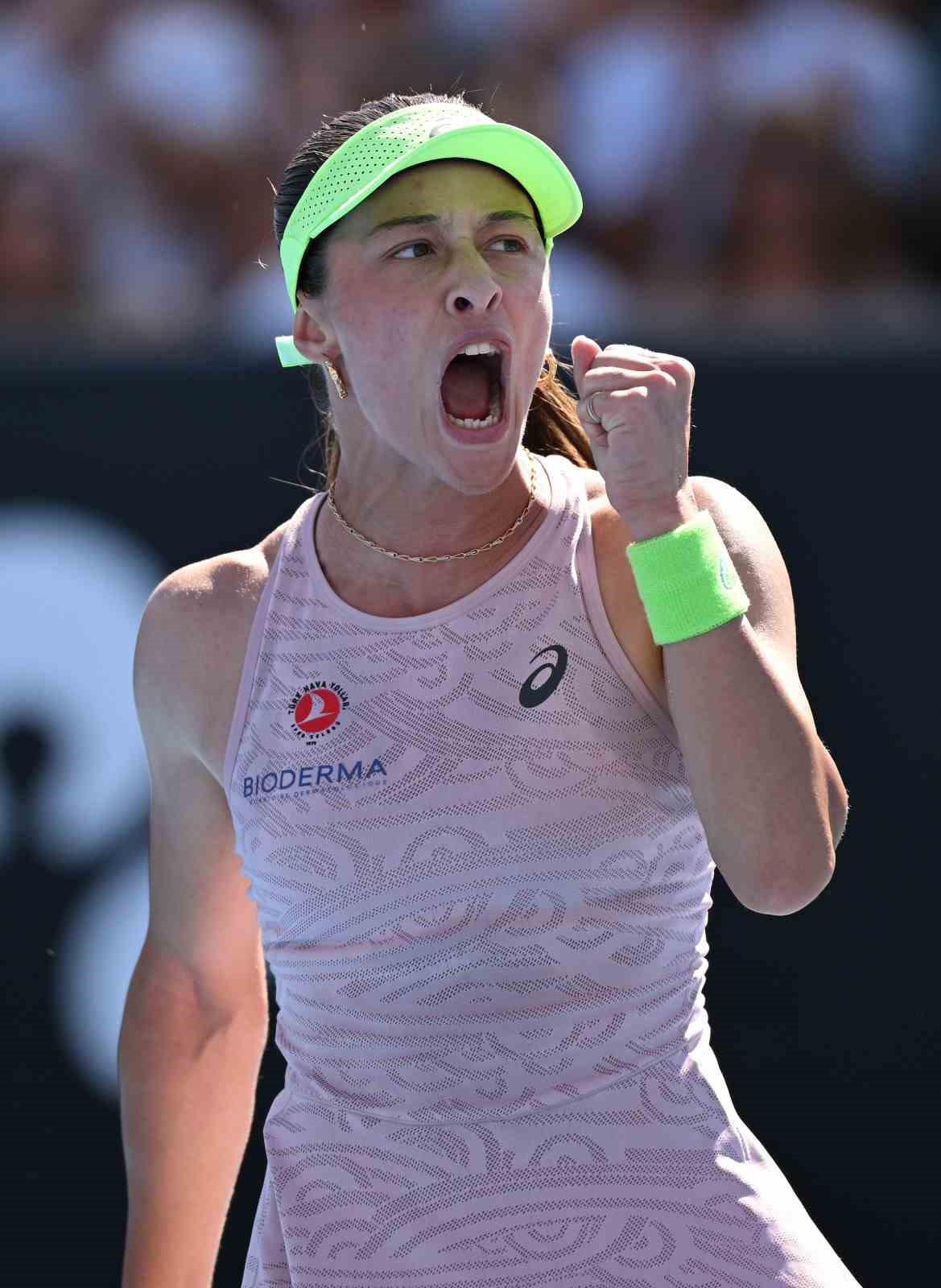 Milli tenisçi Zeynep Sönmez, Avustralya Açık’ta 2. tura yükseldi