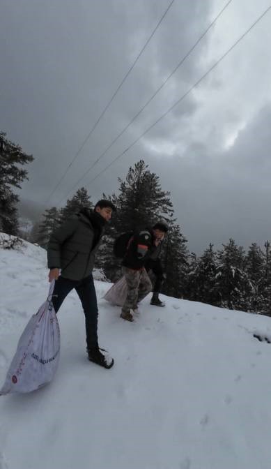 Motosiklet tutkunları Amanoslar&rsquo;da yaban ve sokak hayvanlarını unutmadı
