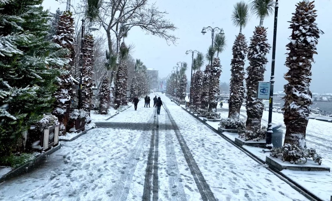 İstanbul beyaz &ouml;rt&uuml; ile kaplandı: Kar yağışı havadan g&ouml;r&uuml;nt&uuml;lendi