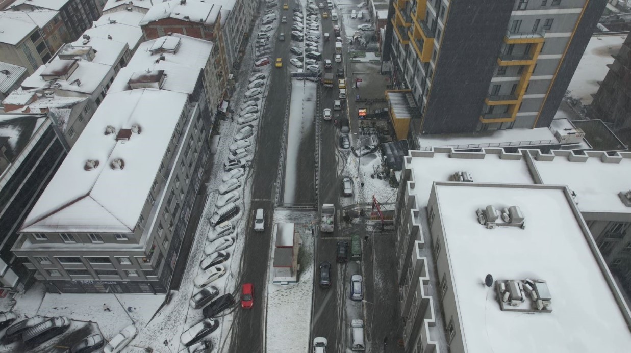İstanbul beyaz &ouml;rt&uuml; ile kaplandı: Kar yağışı havadan g&ouml;r&uuml;nt&uuml;lendi
