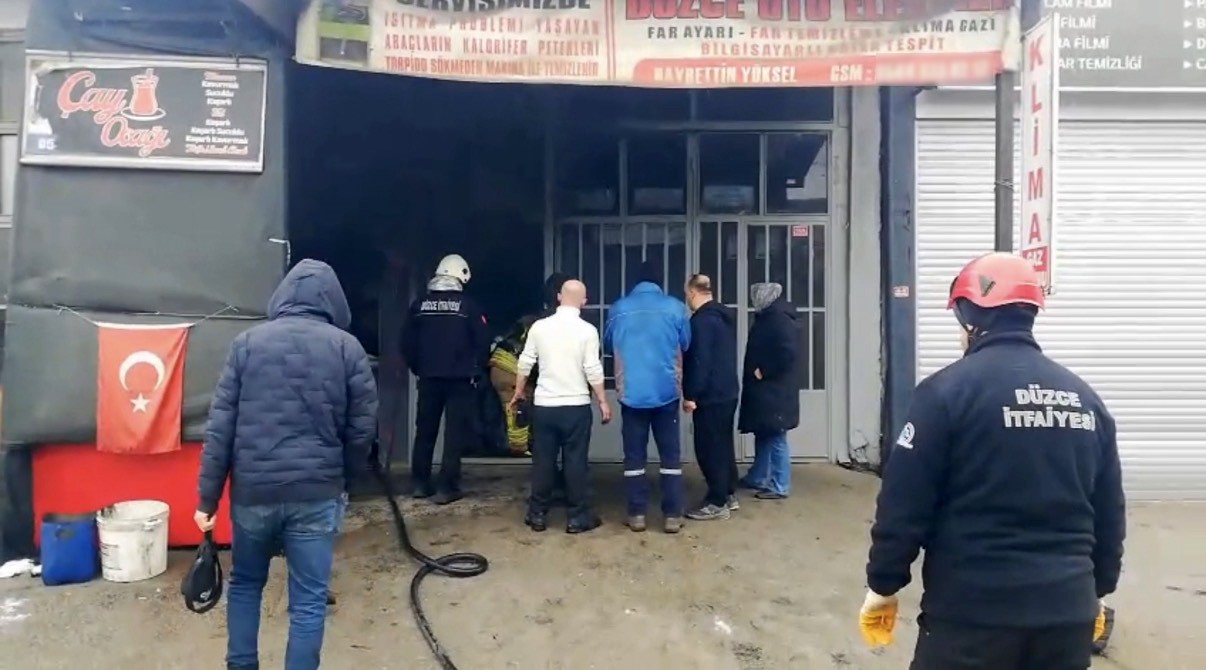 Kapalı d&uuml;kkandan &ccedil;ıkan dumanı fark etti, sanayi &ccedil;arşısını kurtardı
