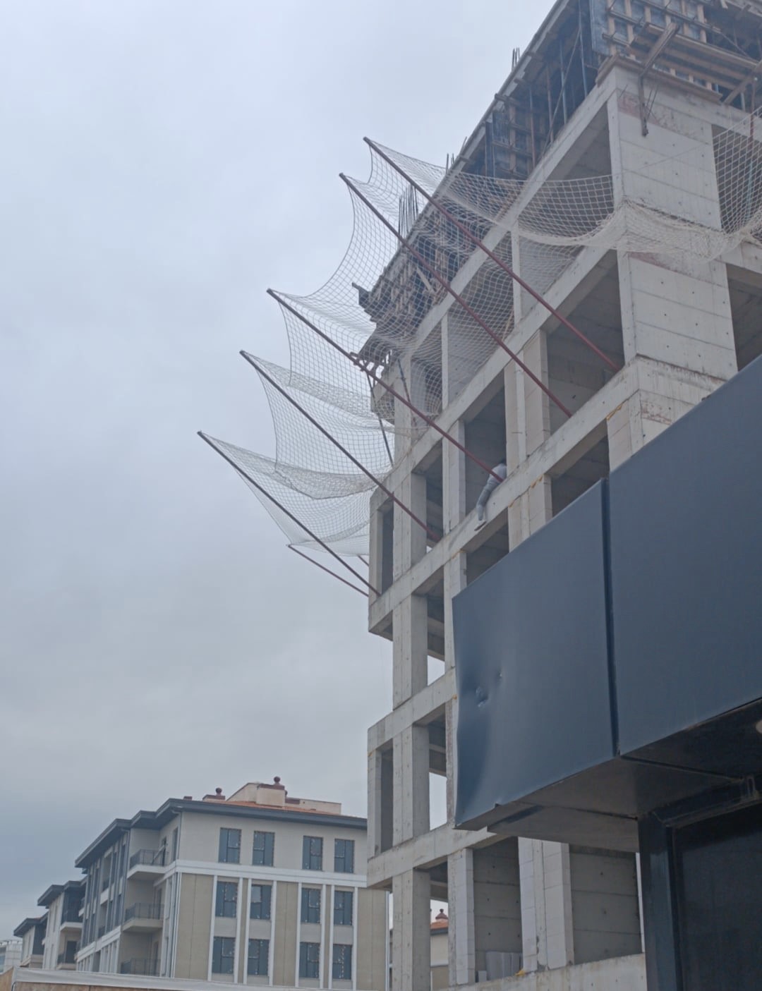 İnşaata &ccedil;ıkıp atlamak isteyen kişi ikna edildi
