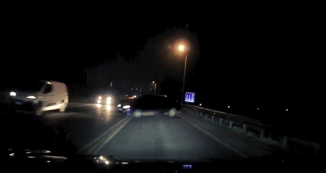 Tekirdağ&rsquo;da otomobil bir anda kayarak savruldu: Kazanın kıl payı atlatıldığı anlar kamerada
