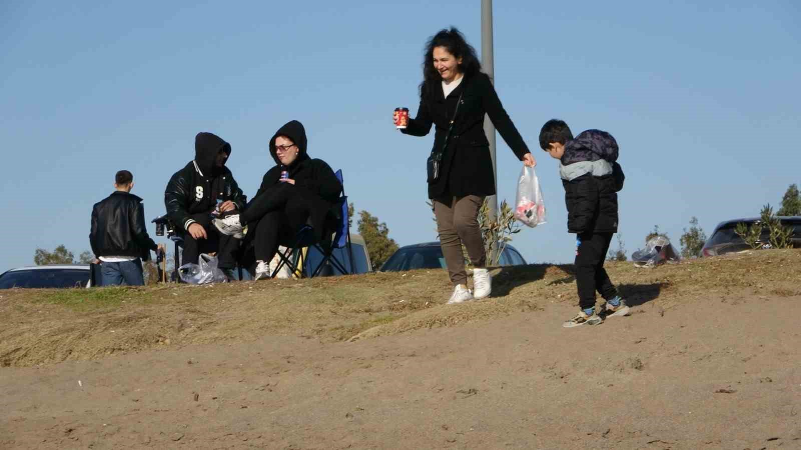 Antalya&rsquo;da sahile akın eden vatandaşlar g&uuml;neşin tadını &ccedil;ıkardı
