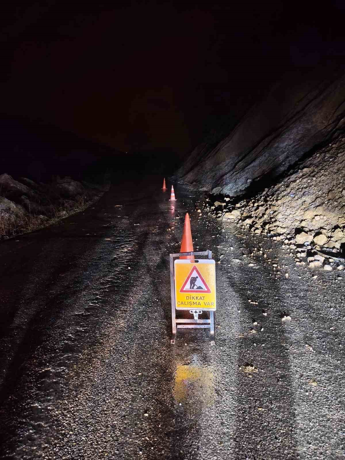 Çaycuma’da heyelan trafik akışını durdurdu