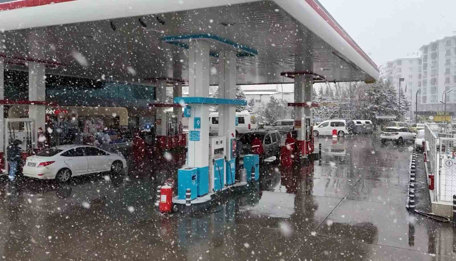 Aksaray yağan karla beyaza b&uuml;r&uuml;nd&uuml;
