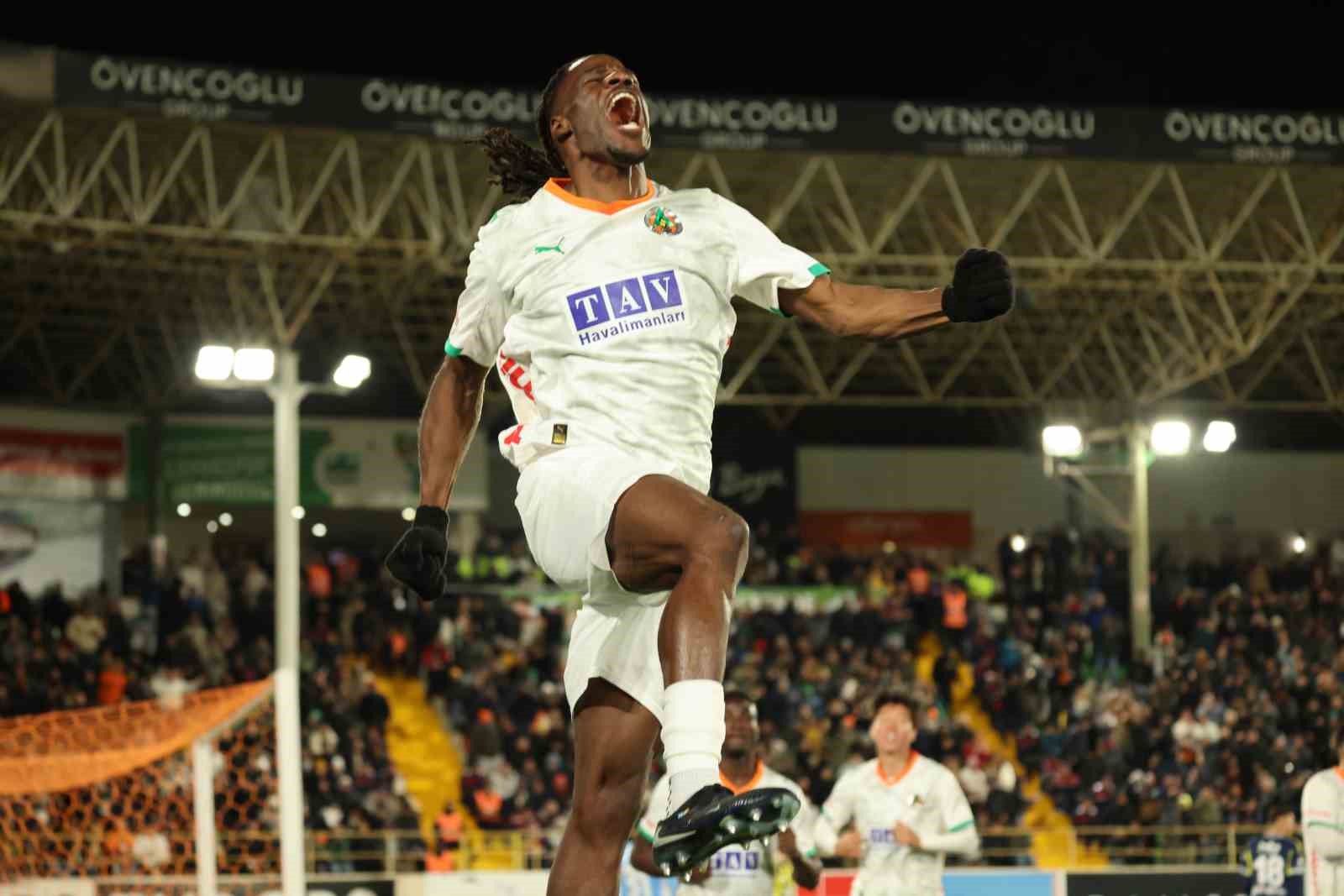 Trendyol Süper Lig: Alanyaspor: 2 - Fenerbahçe: 1 (İlk yarı)