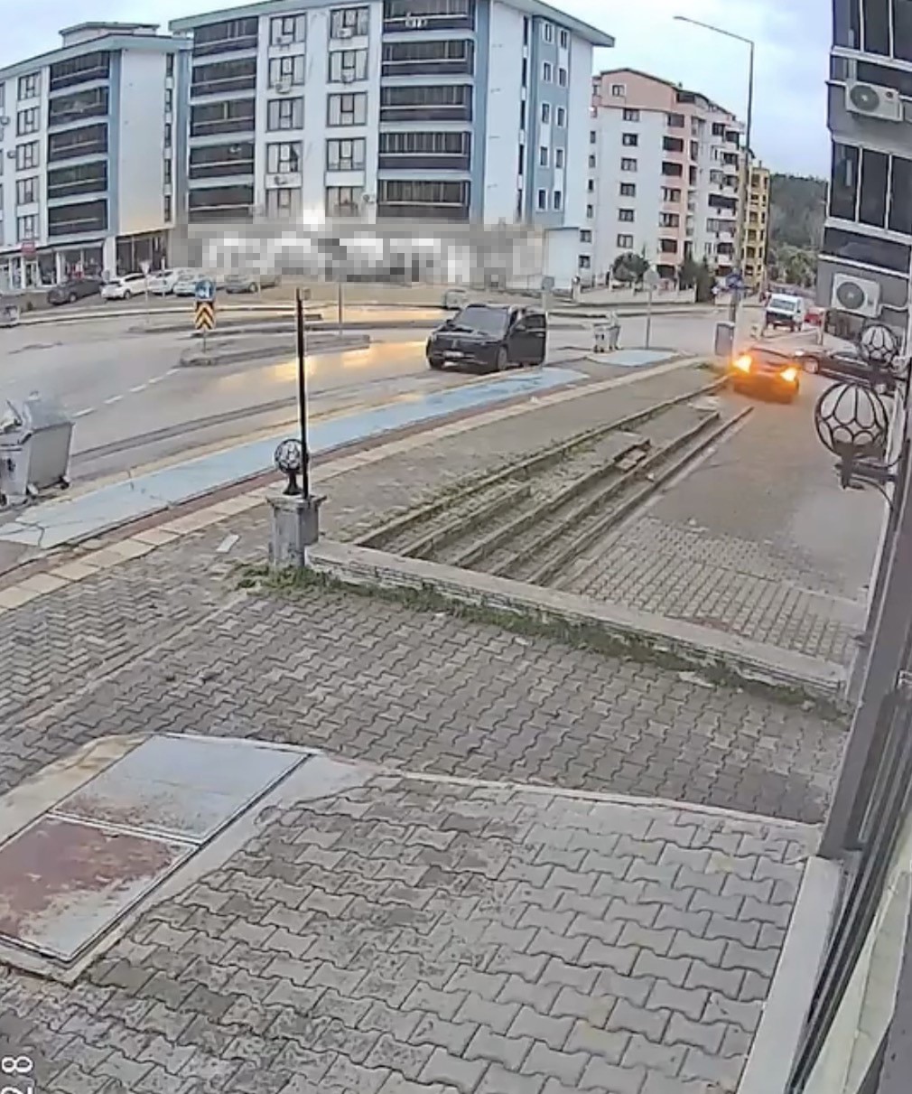 Direksiyon dersinde fren yerine gaza bastı: Otomobil d&uuml;kk&acirc;nın &ouml;n&uuml;ne u&ccedil;tu
