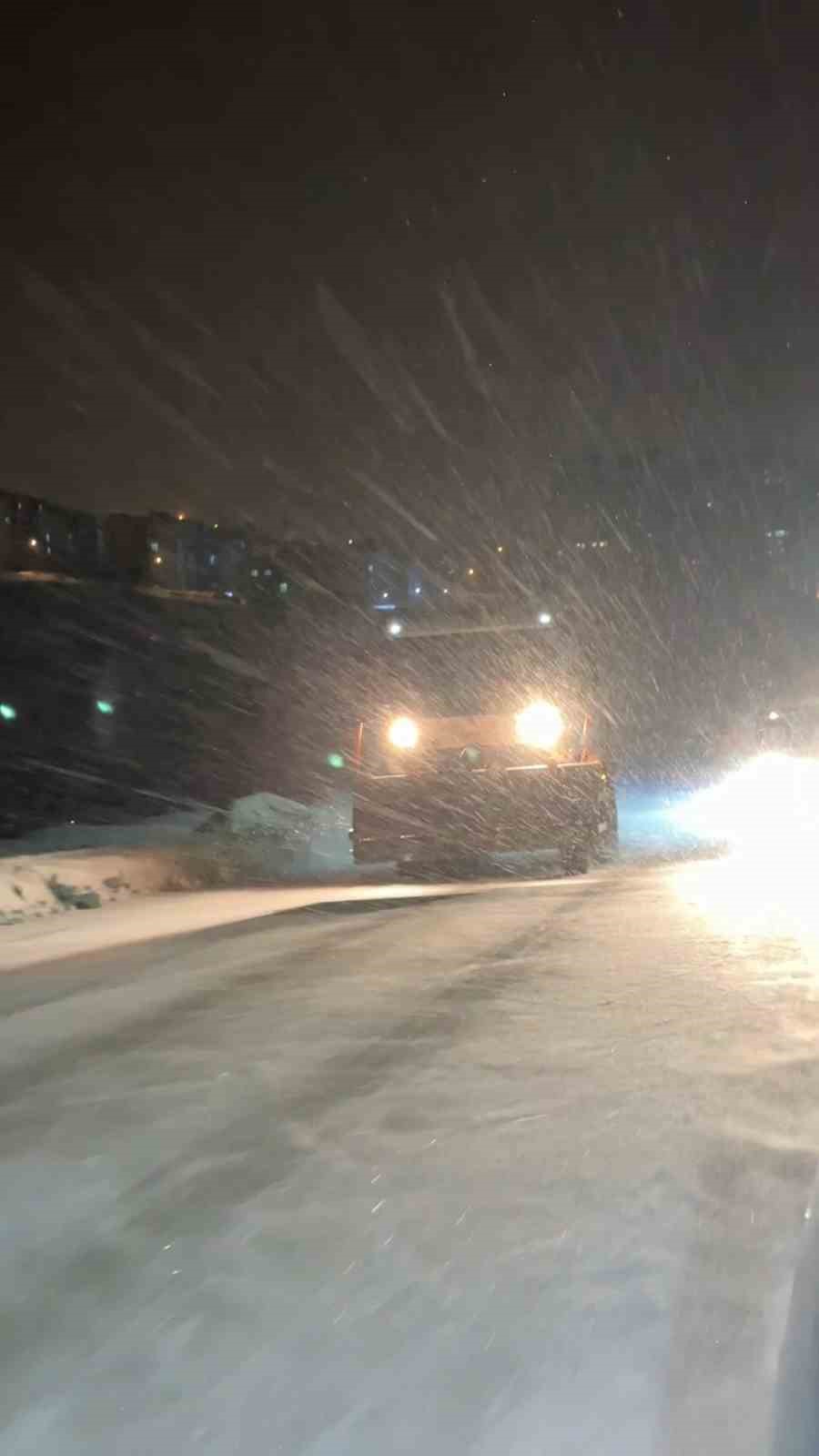 Elazığ Belediyesi karla m&uuml;cadele &ccedil;alışmalarını s&uuml;rd&uuml;r&uuml;yor
