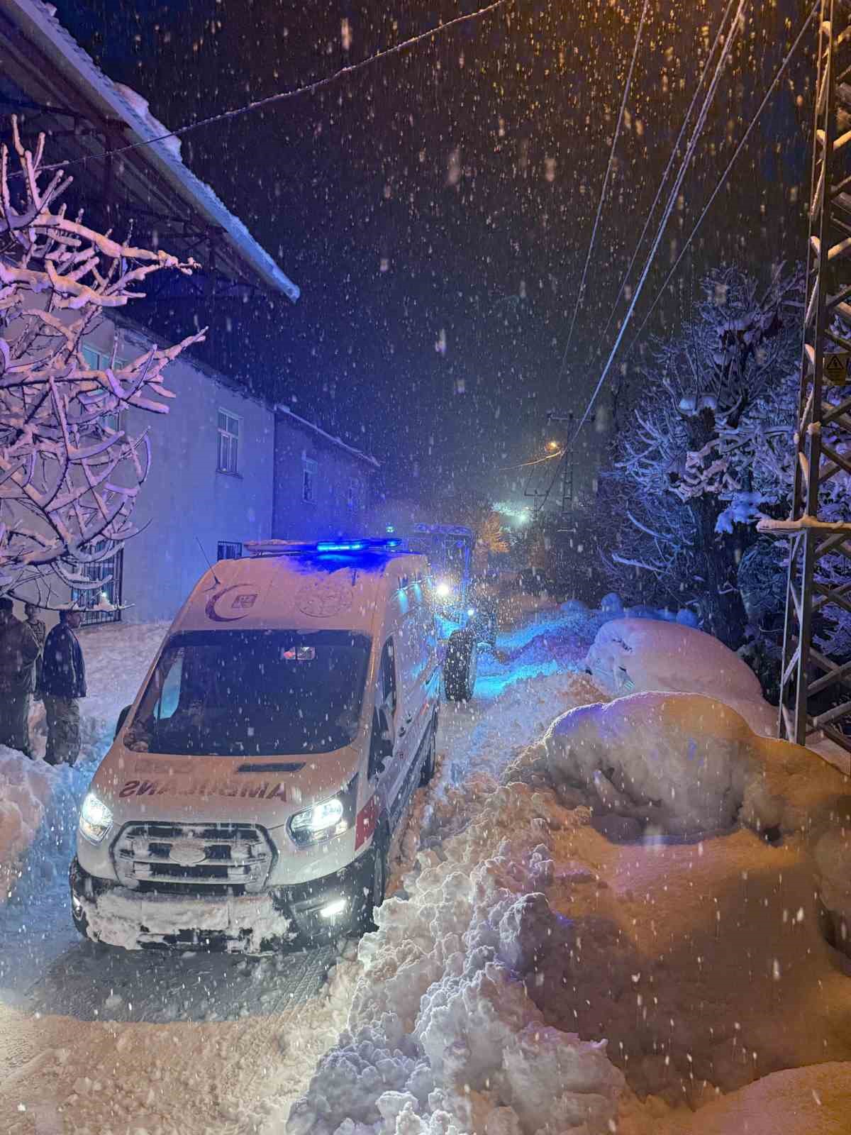 Bitlis&rsquo;te rahatsızlanan vatandaş zorlu şartlarda hastaneye ulaştırıldı
