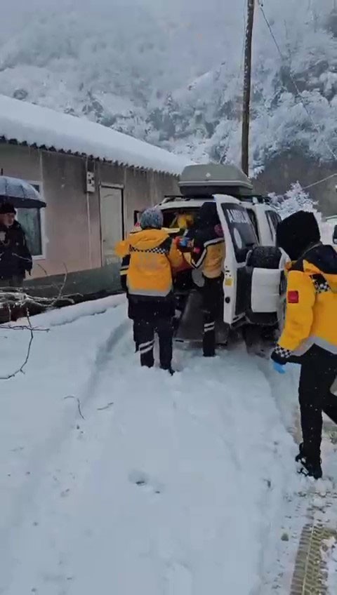 Giresun&rsquo;da 79 yaşındaki hastanın imdadına arazi tipi ambulans yetişti
