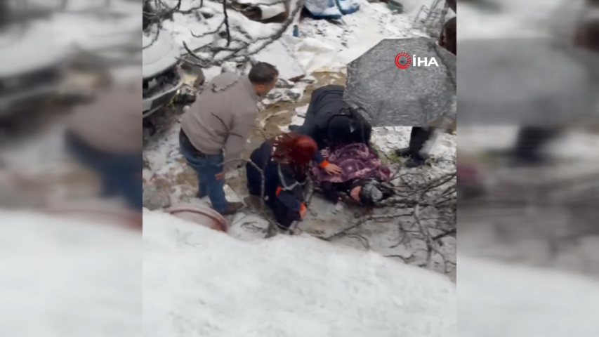 &Uuml;sk&uuml;dar&rsquo;da karlı yokuş kazaya sebep oldu