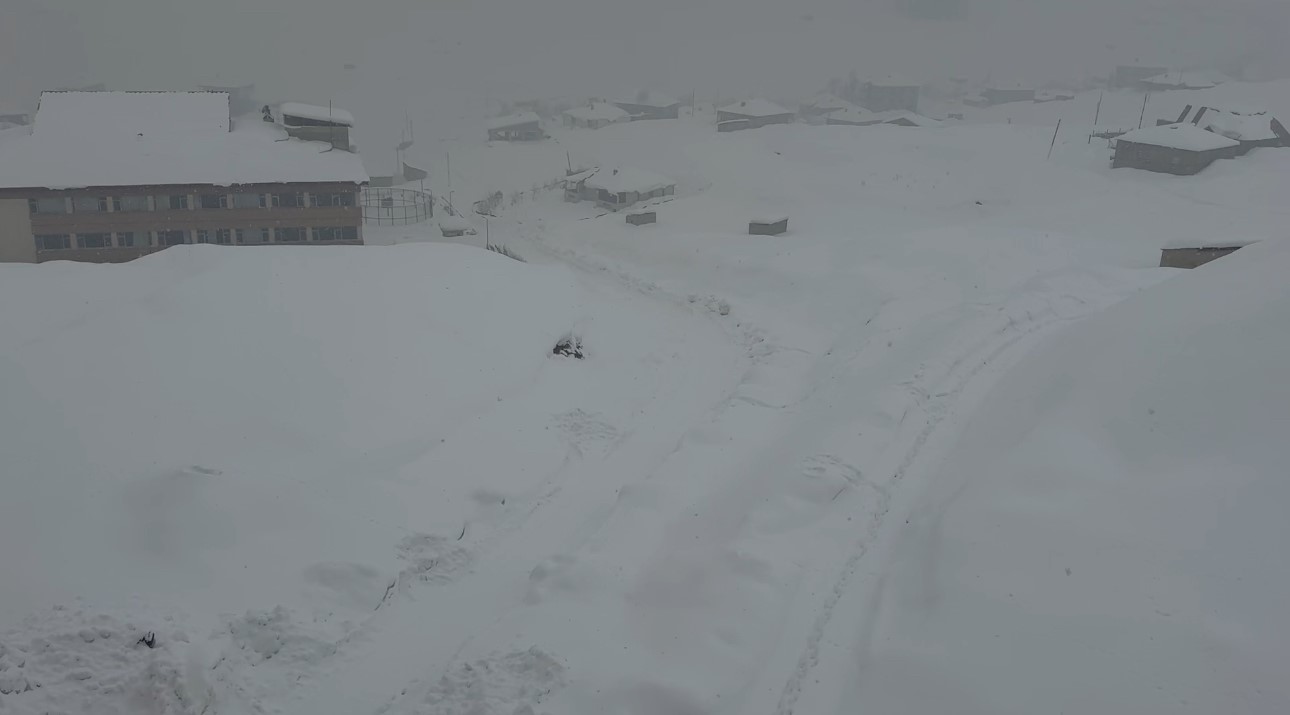 Hakkari&rsquo;de kar yağışı: 43 yerleşim yerinin yolu kapandı
