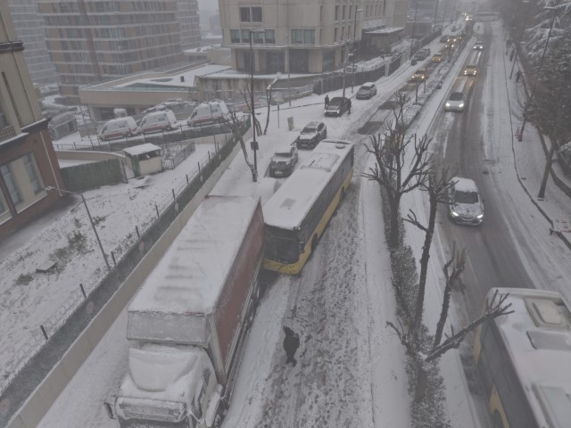 İstanbul&rsquo;da kar kazaları da beraberinde getirdi, İETT otob&uuml;s&uuml; park halindeki kamyona &ccedil;arptı