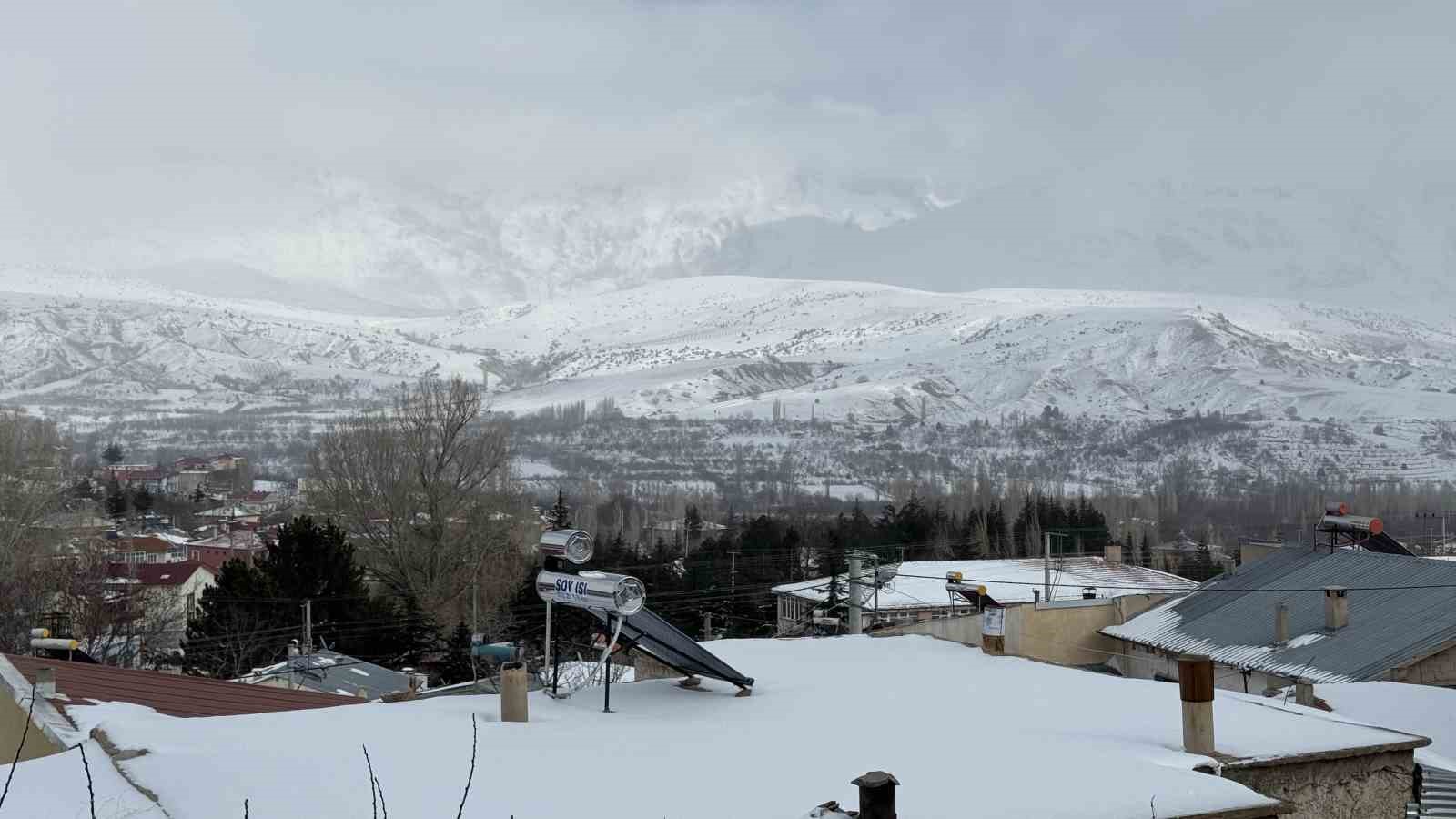 52 yılın en kurak zamanını ge&ccedil;iren &ccedil;ift&ccedil;i yağışlarla sevindi: İkinci &uuml;r&uuml;nde su sıkıntısı yaşanmayacak
