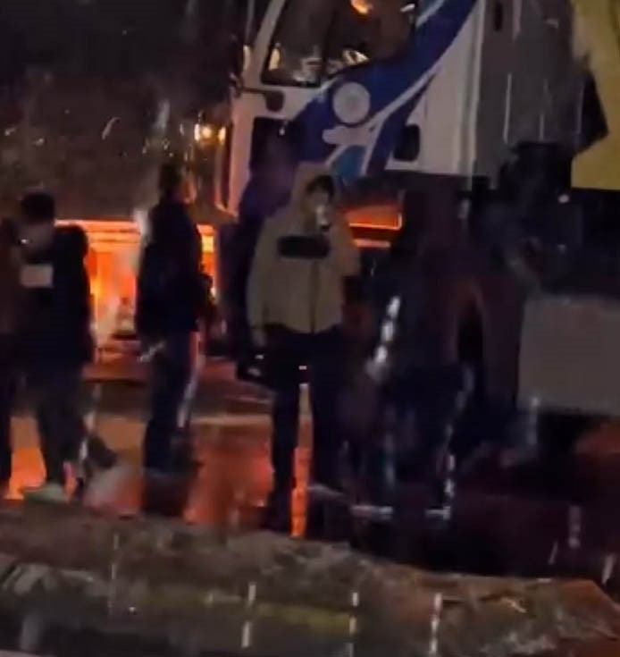 Arnavutk&ouml;y&rsquo;de kar k&uuml;reme aracından &ccedil;ocuklara &ccedil;ay ikramı
