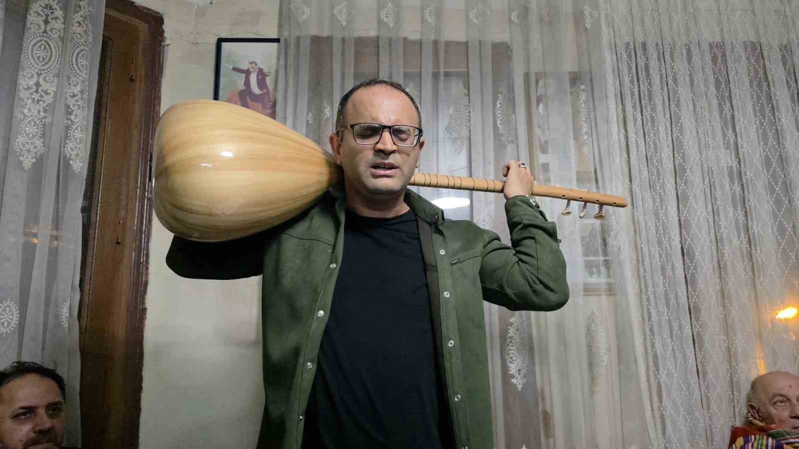 G&ouml;rme engelli sanat&ccedil;ı sazı ensesinde &ccedil;alıyor
