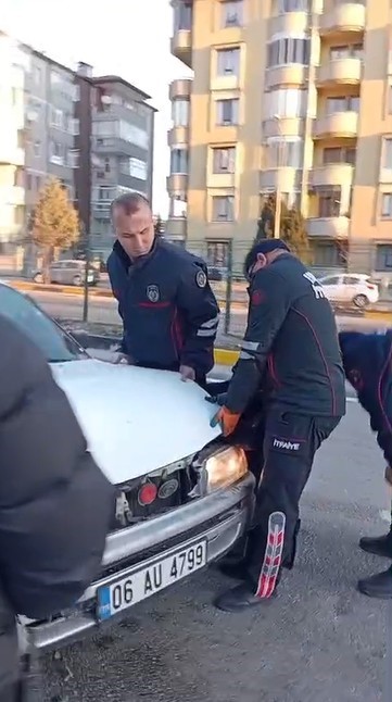 Isparta&rsquo;da otomobil ışıklarda bekleyen araca &ccedil;arptı: 1 yaralı
