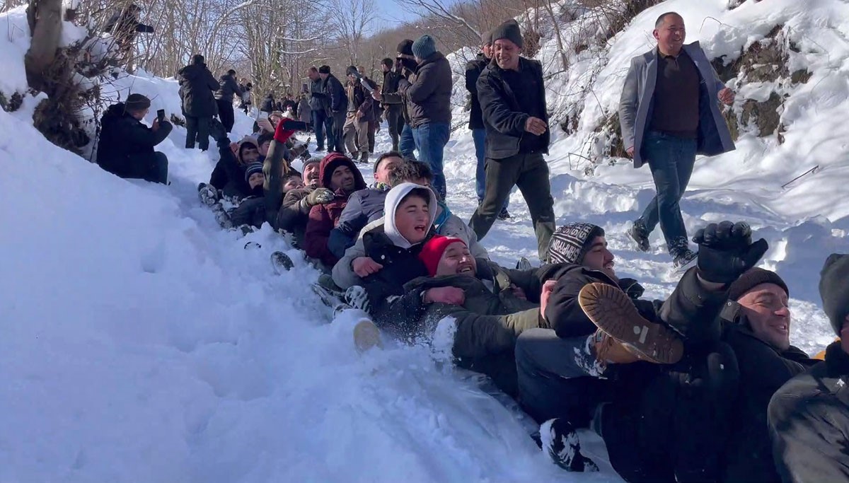Ordu&rsquo;da kar yağışı eğlenceye d&ouml;n&uuml;şt&uuml;: 150 kişi aynı anda kaymaya &ccedil;alıştı
