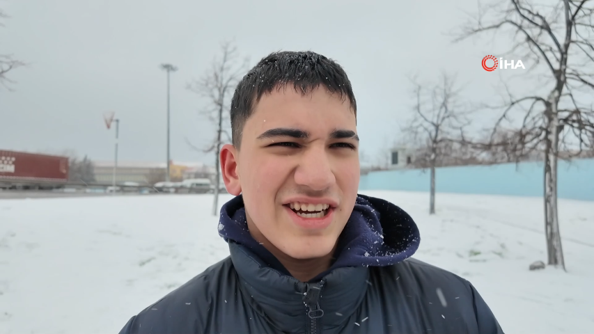 Avcılar &rsquo;da karın keyfini kar topu oynayarak &ccedil;ıkardılar