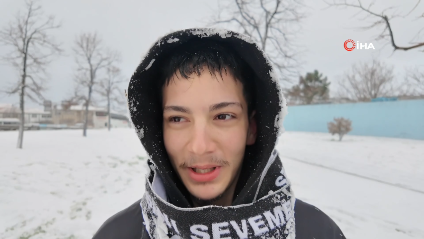 Avcılar &rsquo;da karın keyfini kar topu oynayarak &ccedil;ıkardılar