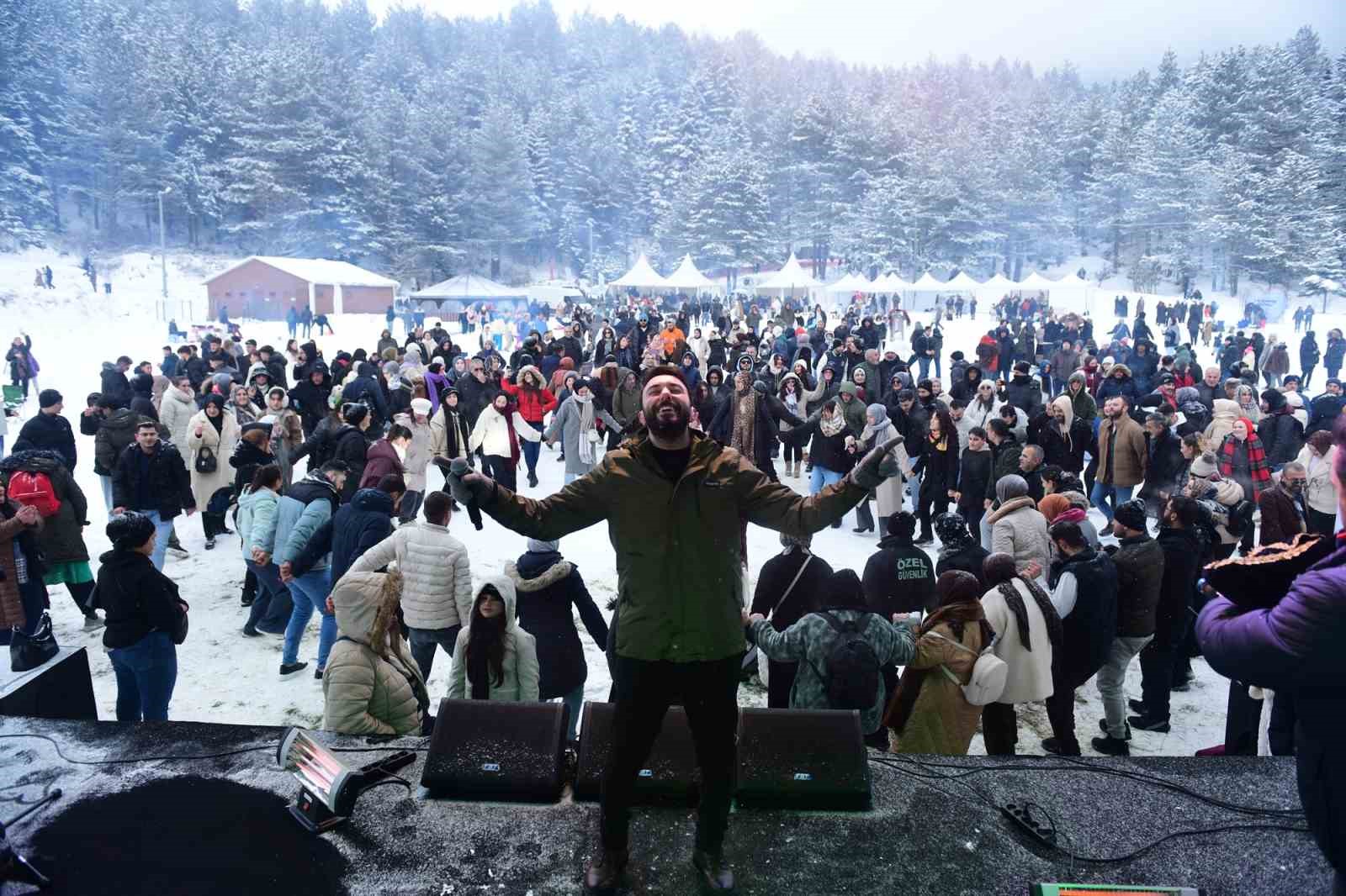 &Ccedil;ocuklara karne hediyesi kar festivali
