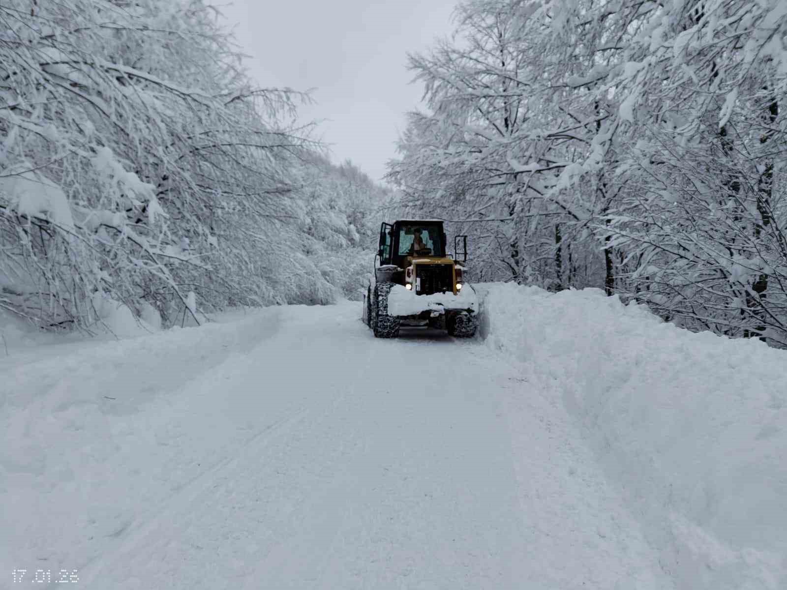 Ordu&rsquo;da y&uuml;kseklerde kar kalınlığı 1,5 metreye ulaştı, bir g&uuml;nde 358 mahalle yolu a&ccedil;ıldı
