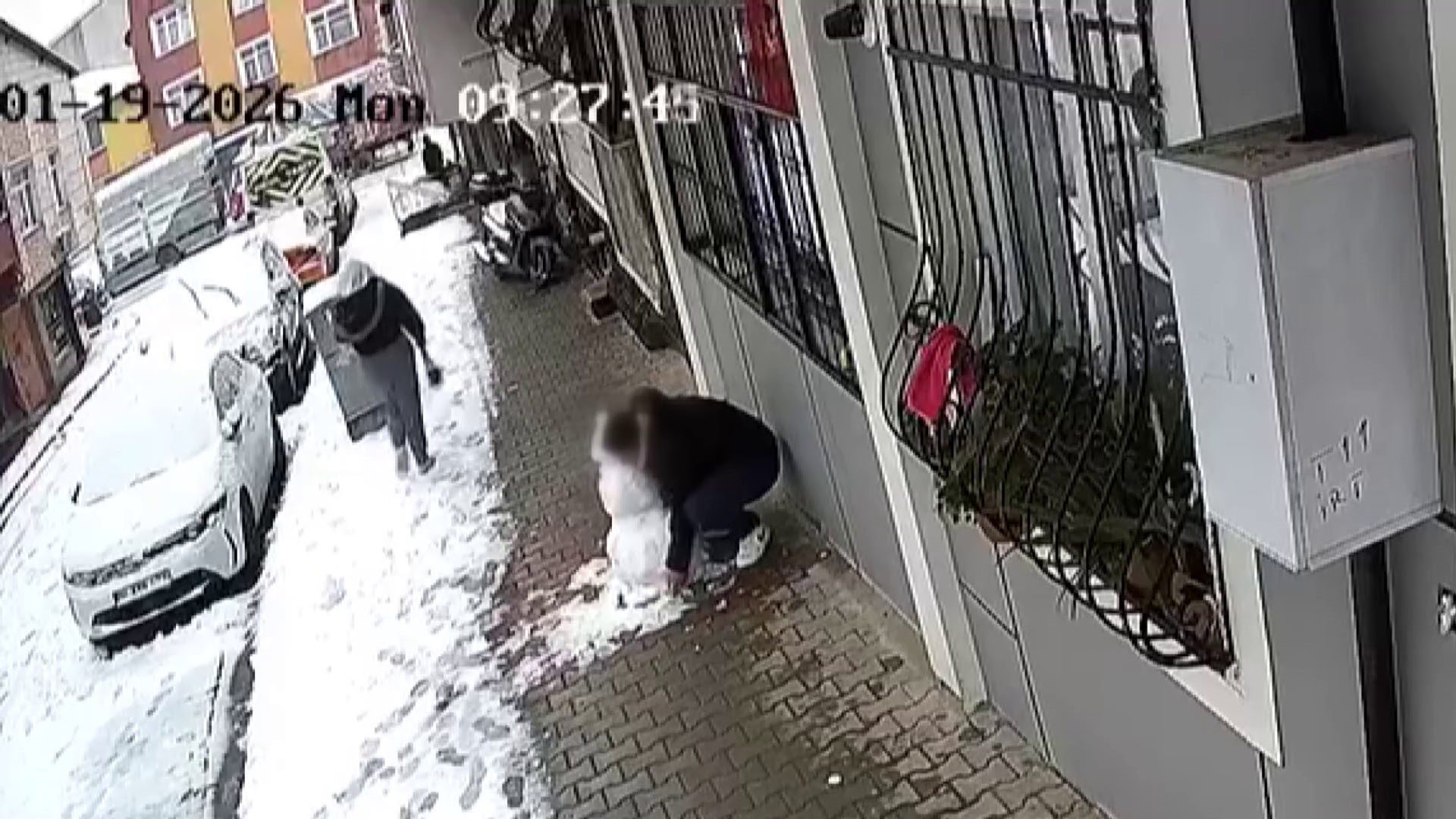 K&uuml;&ccedil;&uuml;k&ccedil;ekmece&rsquo;de &ccedil;ocukların yaptığı kardan adamı g&ouml;t&uuml;rd&uuml;