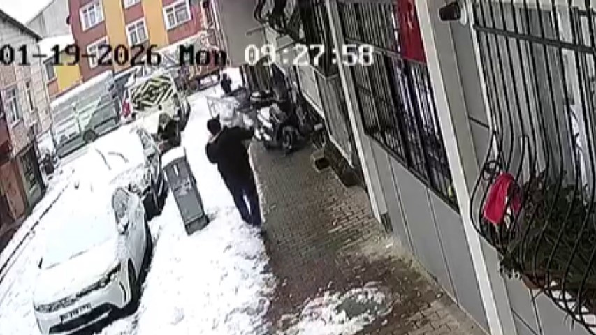 K&uuml;&ccedil;&uuml;k&ccedil;ekmece&rsquo;de &ccedil;ocukların yaptığı kardan adamı g&ouml;t&uuml;rd&uuml;