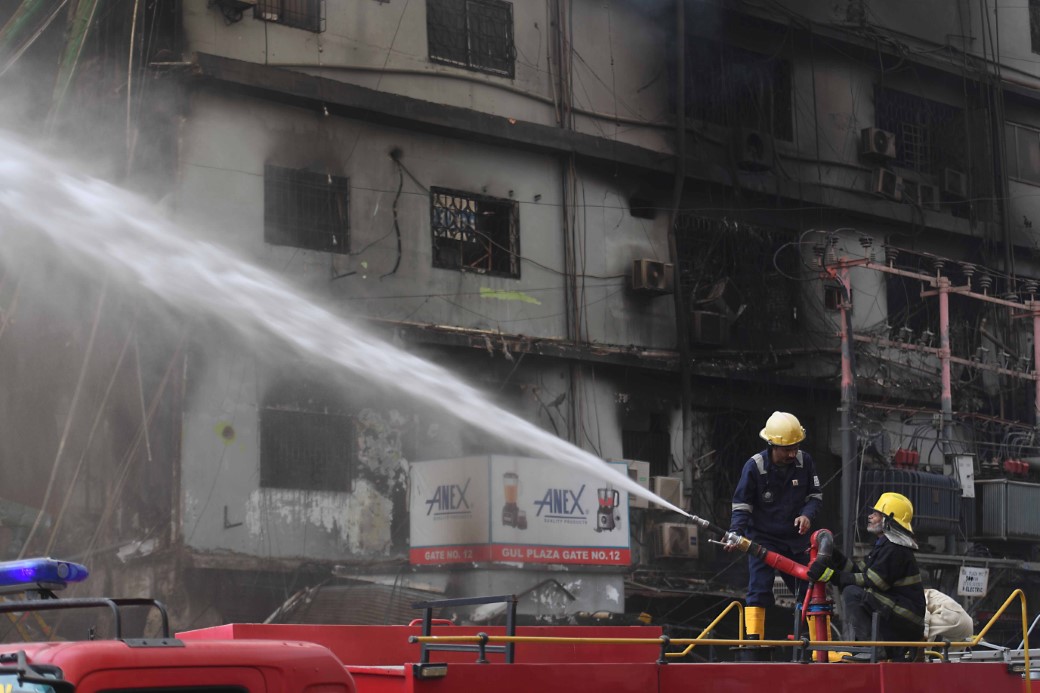 Pakistan'daki AVM yangınında can kaybı 14'e y&uuml;kseldi, 70'ten fazla kişi kayıp