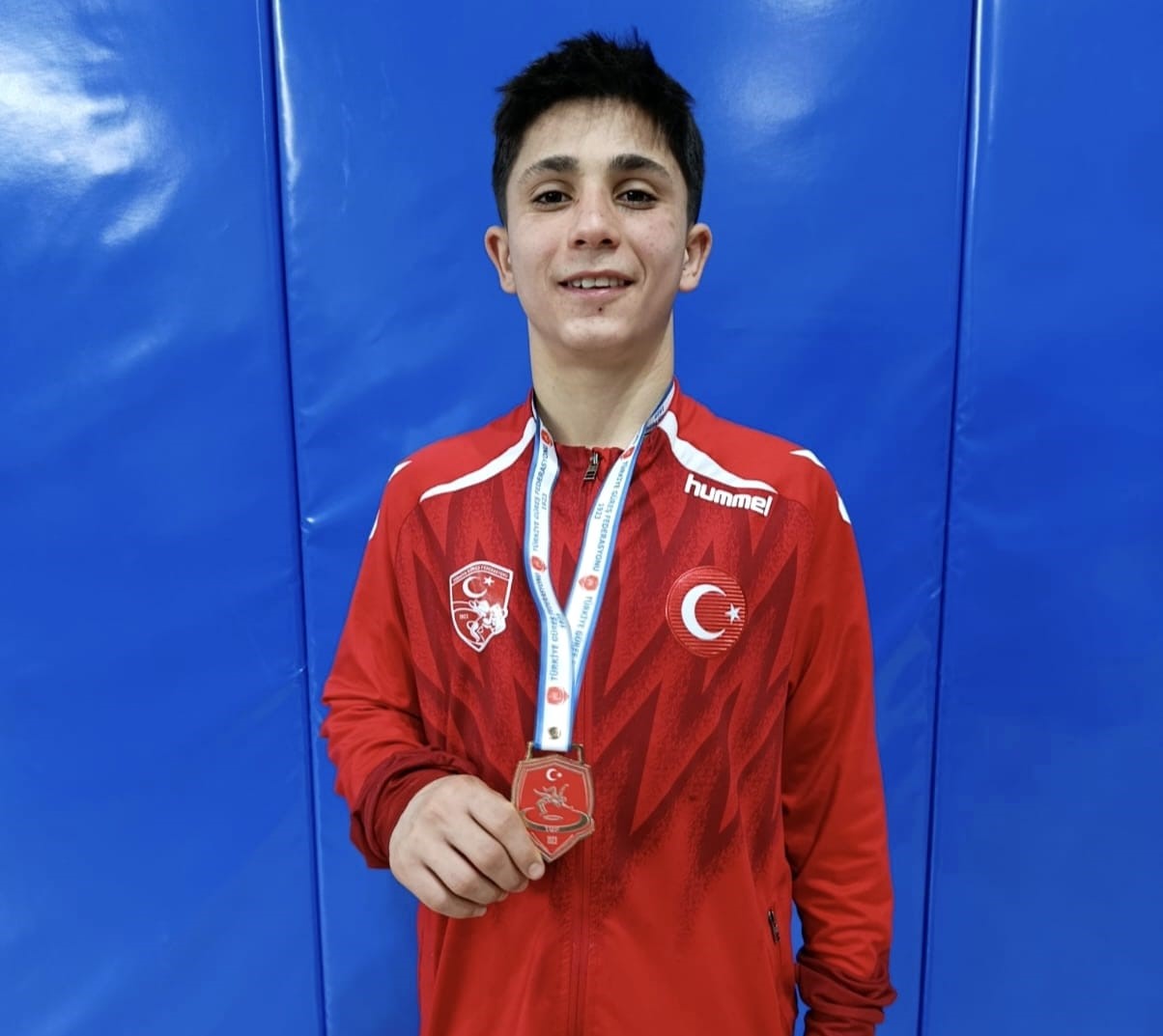 Kendinden iki yaş b&uuml;y&uuml;klerle m&uuml;cadele edip zirveye &ccedil;ıktı
