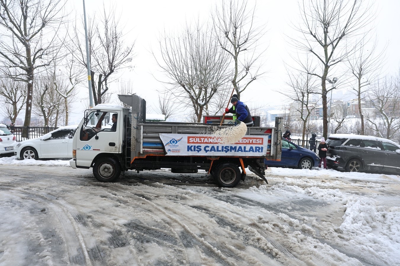 Sultangazi Belediyesi&rsquo;nin kar mesaisi s&uuml;r&uuml;yor
