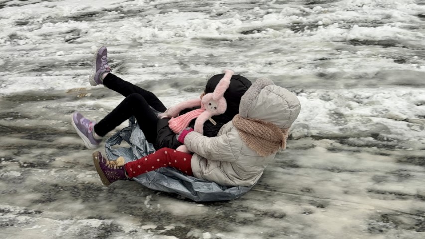 Arnavutk&ouml;y&rsquo;de kar yağışıyla kayak pistine d&ouml;nen sokak dronla g&ouml;r&uuml;nt&uuml;ledi