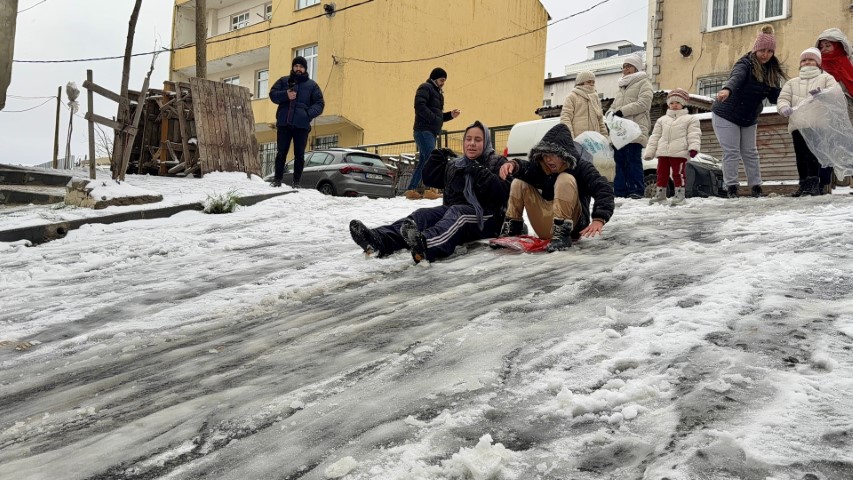 Arnavutk&ouml;y&rsquo;de kar yağışıyla kayak pistine d&ouml;nen sokak dronla g&ouml;r&uuml;nt&uuml;ledi