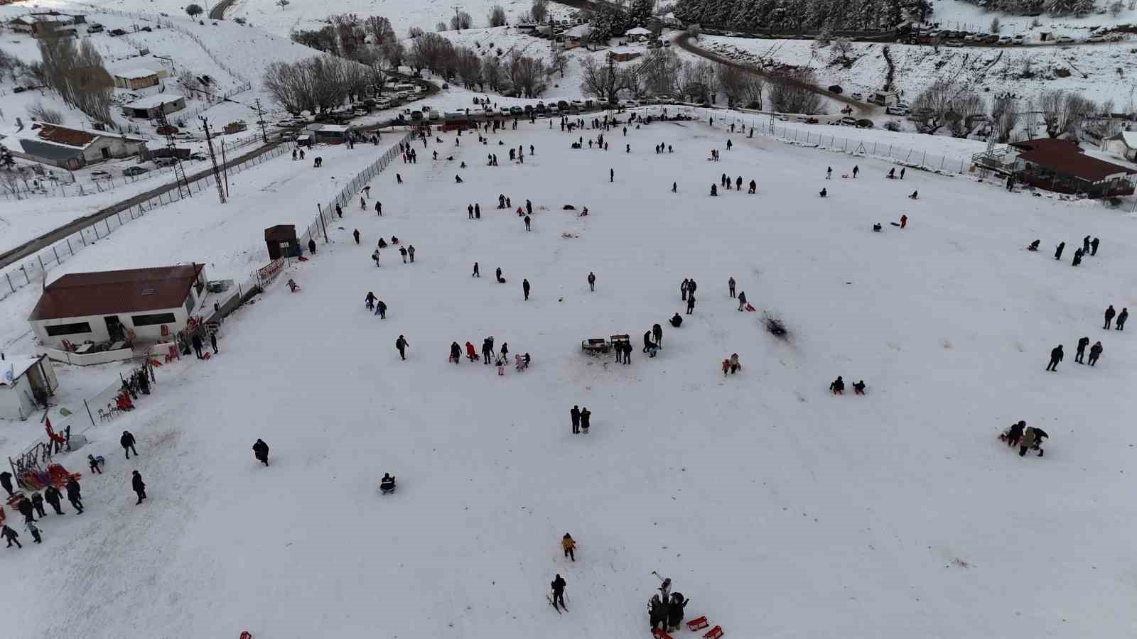 S&ouml;mestir tatilinde ailelerin adresi Elmadağ Kayak Merkezi oldu
