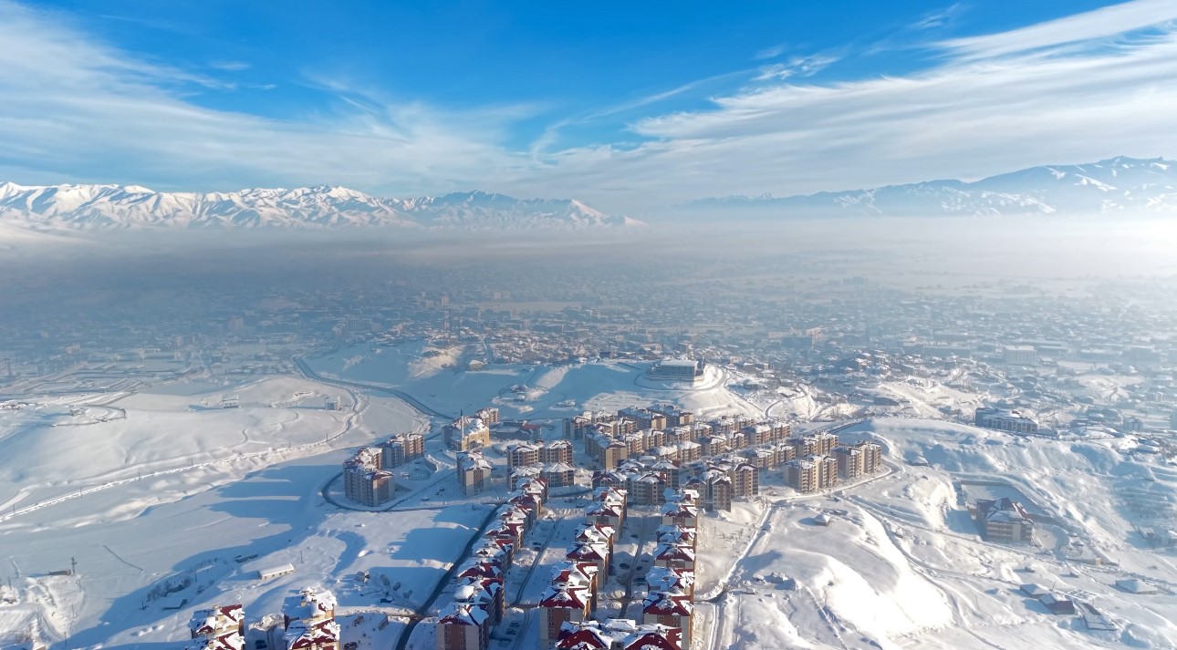 Y&uuml;ksekova&rsquo;da 3 metrelik buz sarkıtları oluştu
