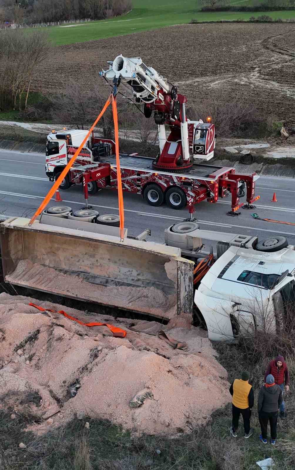 Devrilen hafriyat kamyonu uluslararası yolda trafiği fel&ccedil; etti
