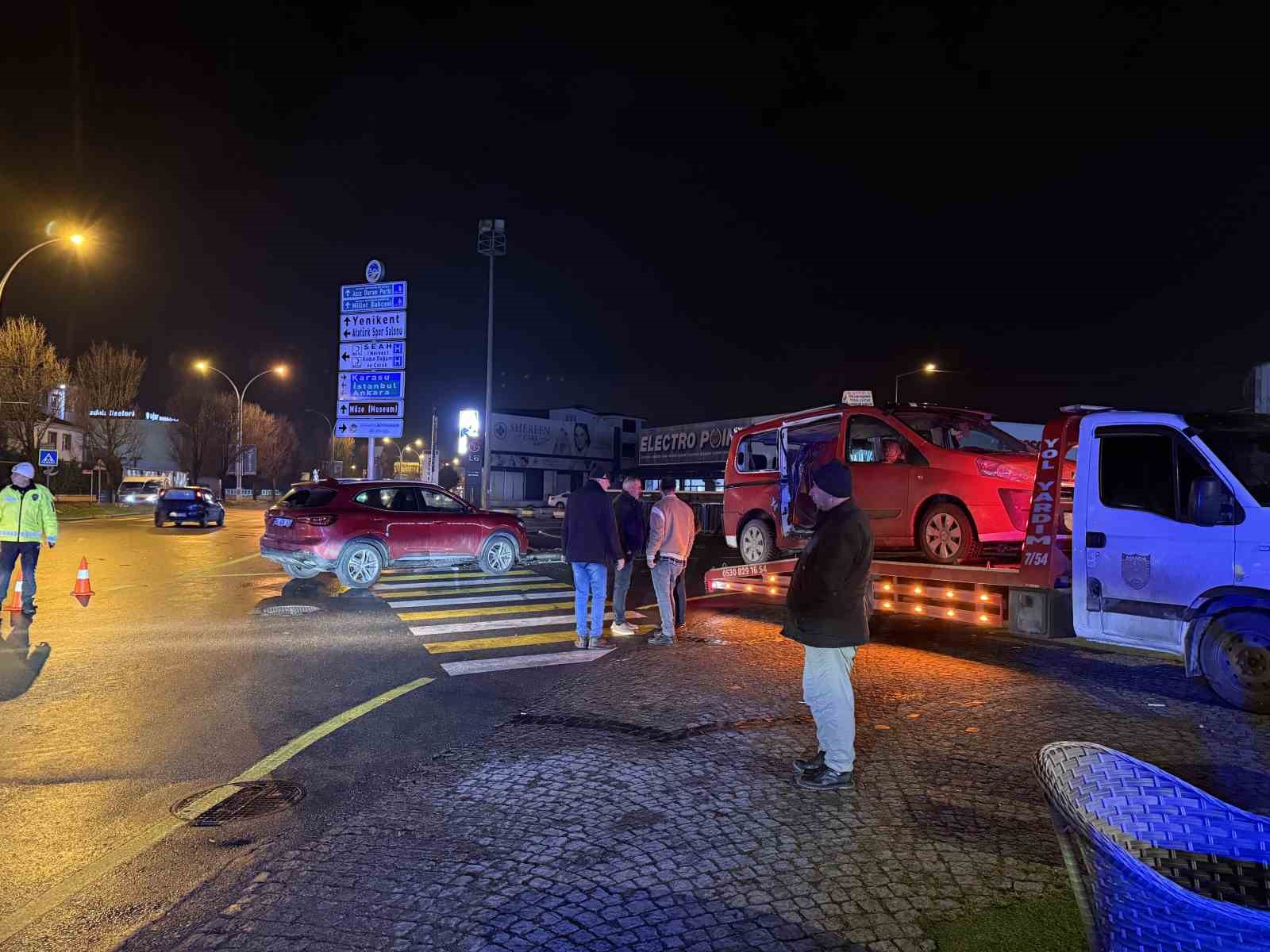 Toplu taşıma aracı ile SUV tarzı ara&ccedil; &ccedil;arpıştı: 5 yaralı
