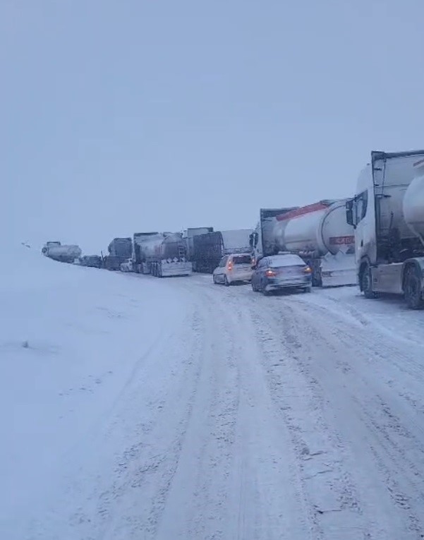Kop Dağı Ge&ccedil;idi&rsquo;nde tipi nedeniyle ara&ccedil;lar yolda kaldı
