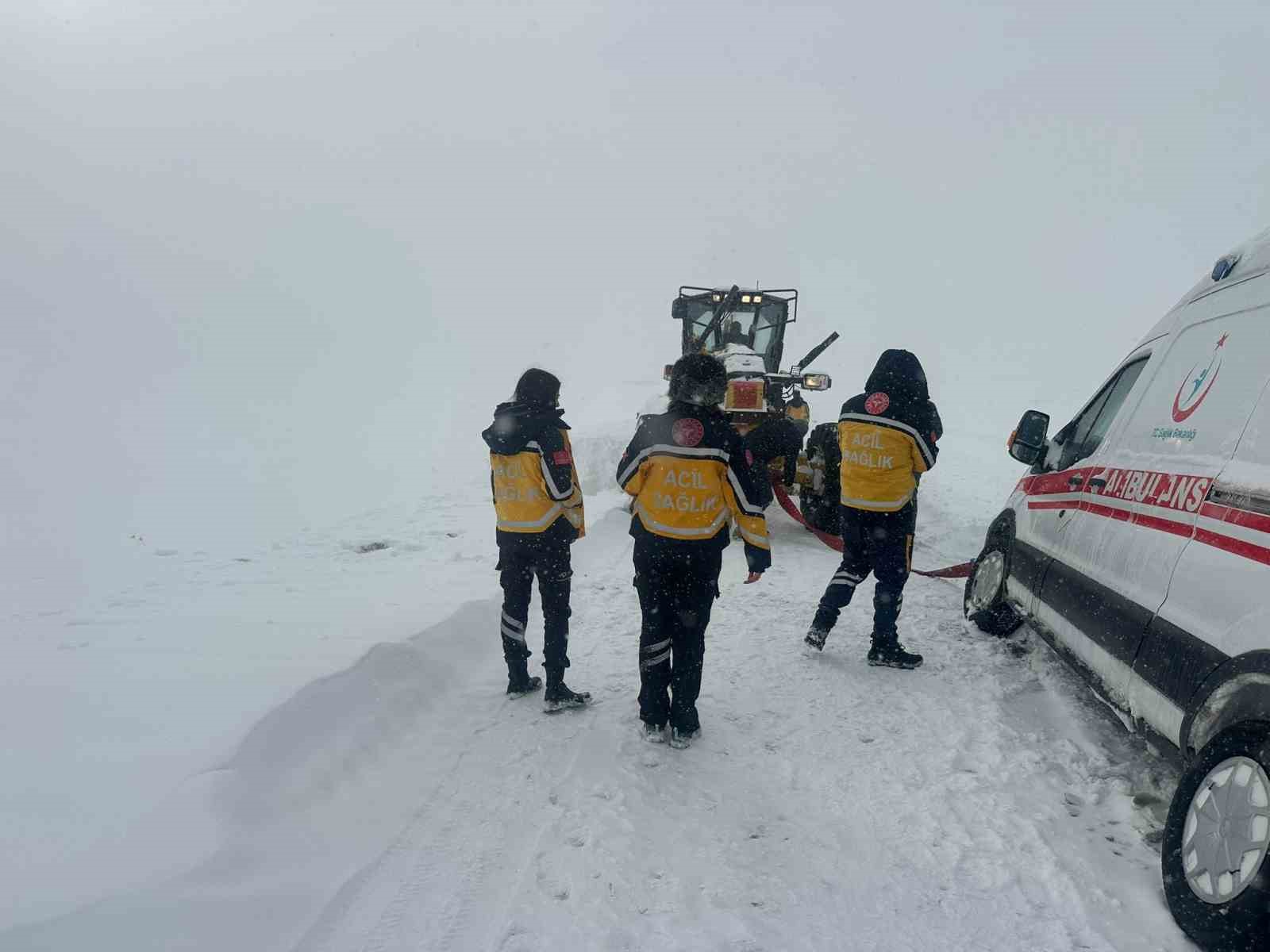 Kars&rsquo;ta kar esareti: Karda mahsur kalan ambulansların imdadına &ouml;zel idare yetişti
