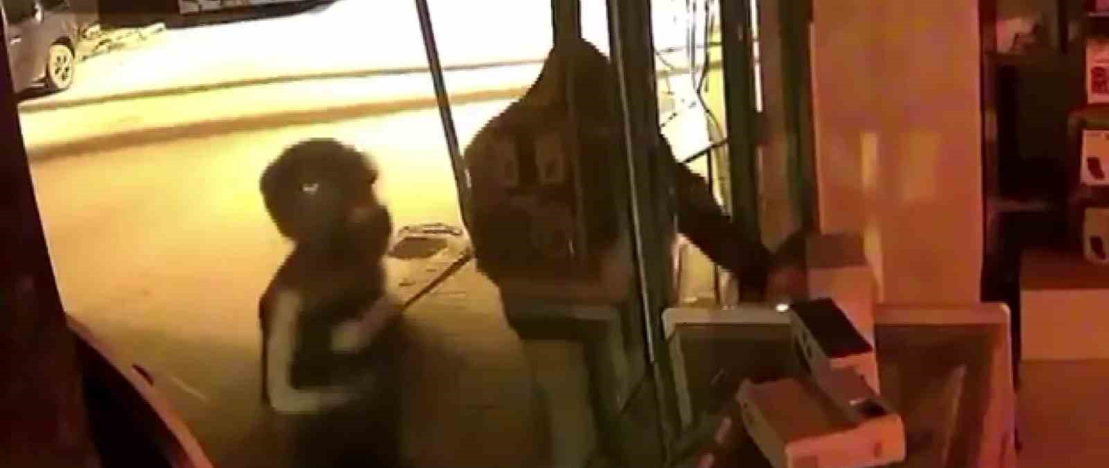 İş yeri soyuldu, hırsızlara "Teslim olun" &ccedil;ağrısı yaptı
