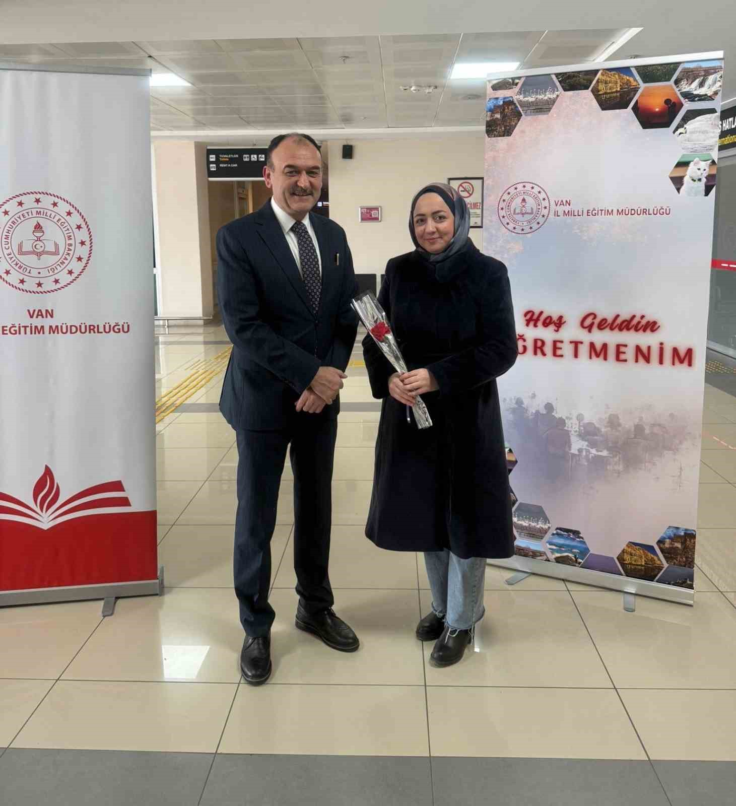 Van&rsquo;a yeni atanan &ouml;ğretmenler g&uuml;llerle karşılandı
