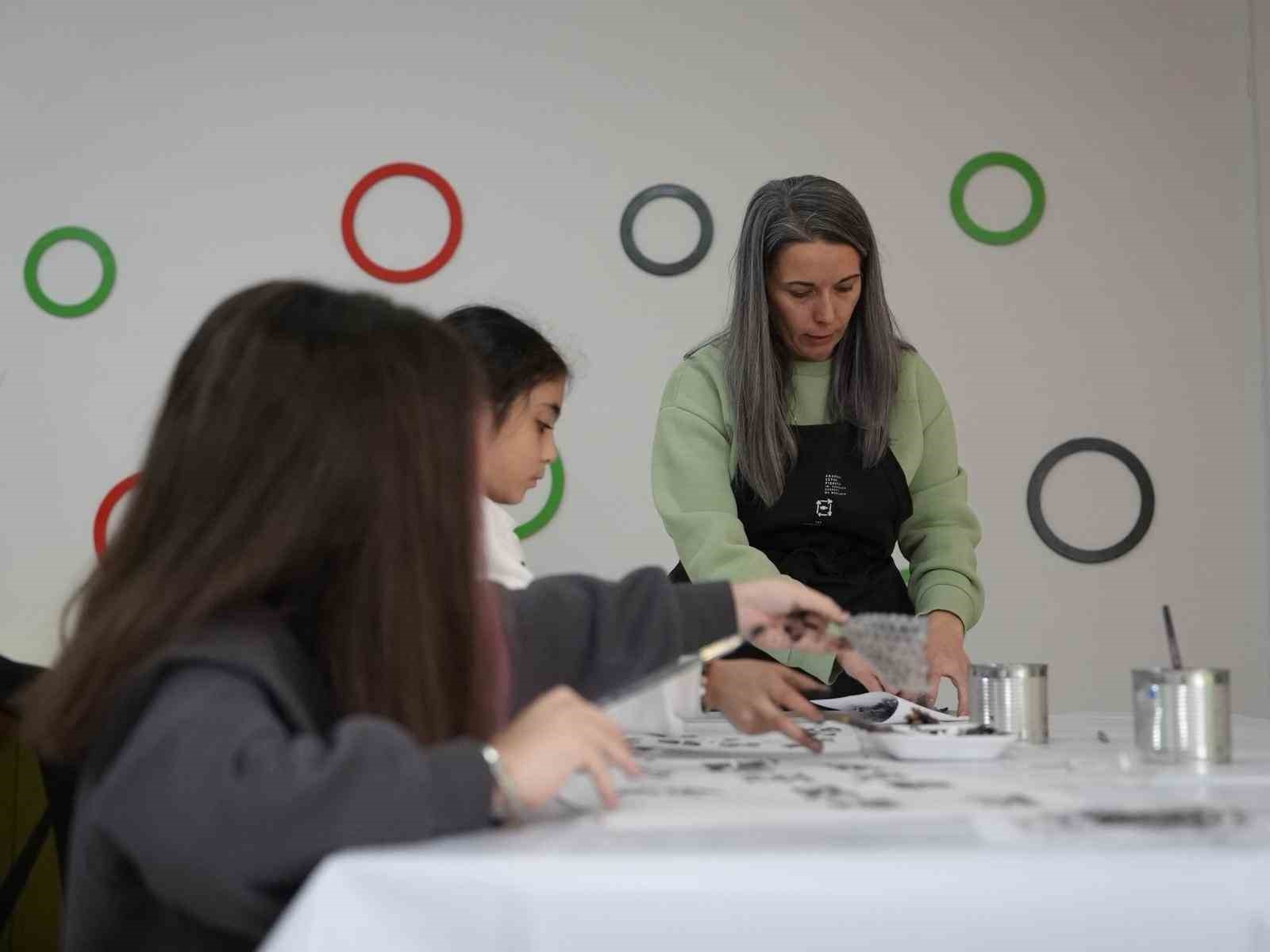 &Ccedil;ocuklar tatili at&ouml;lye etkinlikleri ile ge&ccedil;iriyorlar
