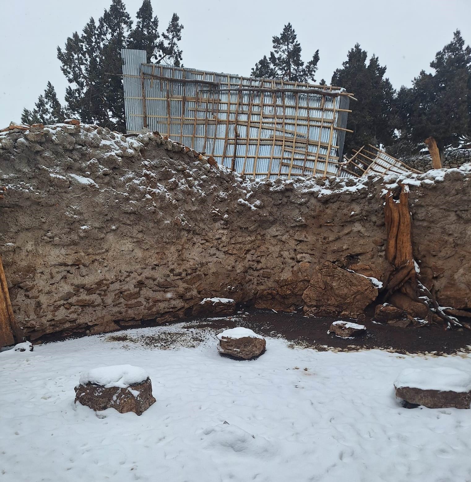 Bozkır&rsquo;da şiddetli fırtına ahırın &ccedil;atısını u&ccedil;urdu
